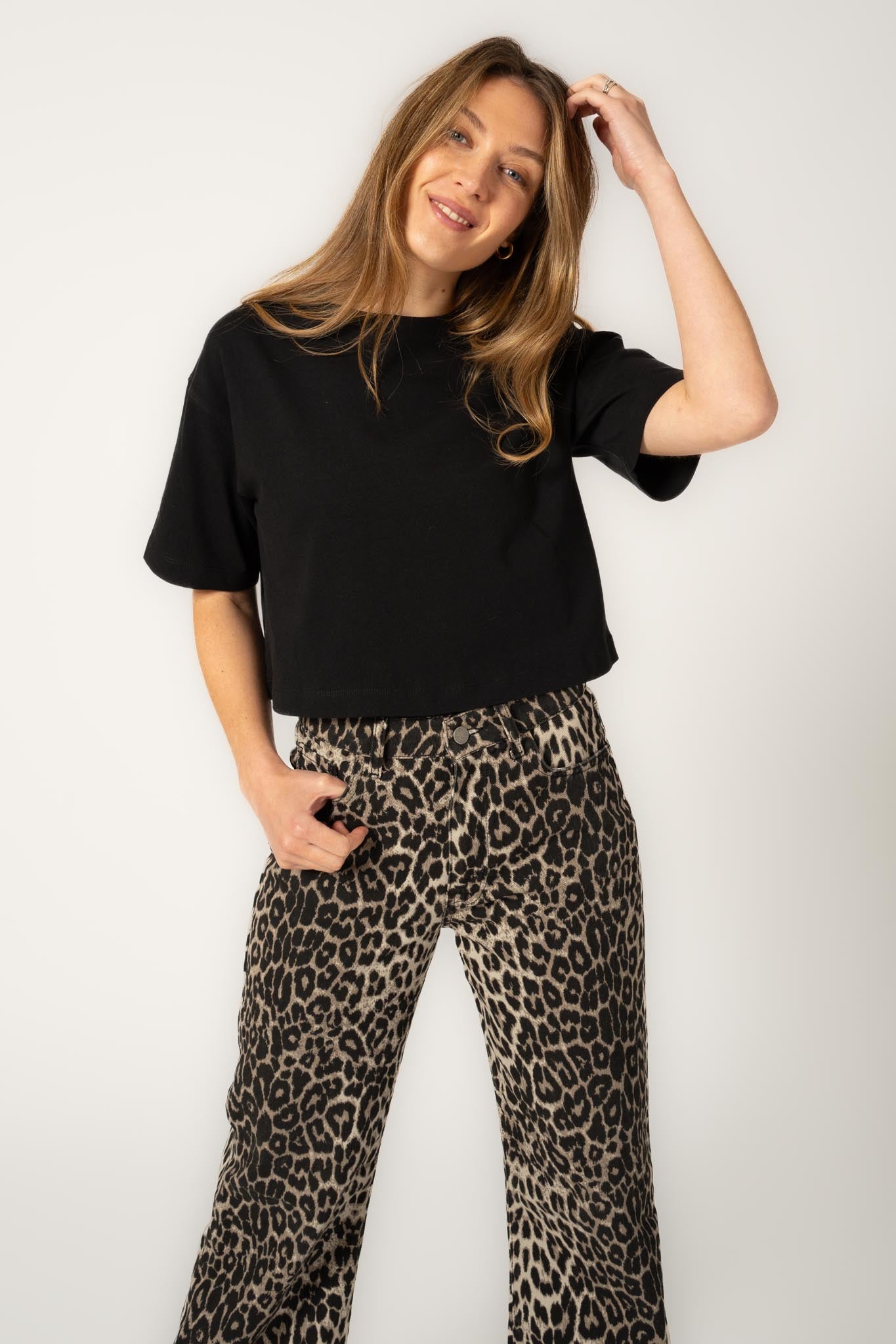 ethical-sustainable-affordable-organic-cotton-cropped-boxy-t-shirt-black-2_b3dd63d2-f5ef-466a-855a-07264de54412.jpg