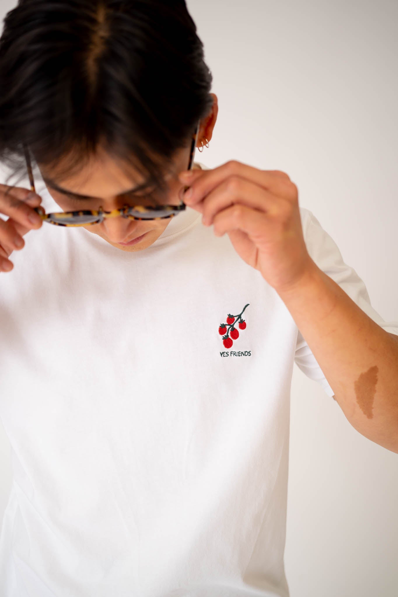 yes-friends-charlie-taylor-organic-white-t-shirt-embroidered-tomatoes-mens-2.jpg